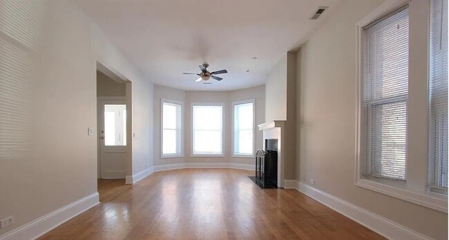 Foto del edificio - 1029 W Irving Park Rd