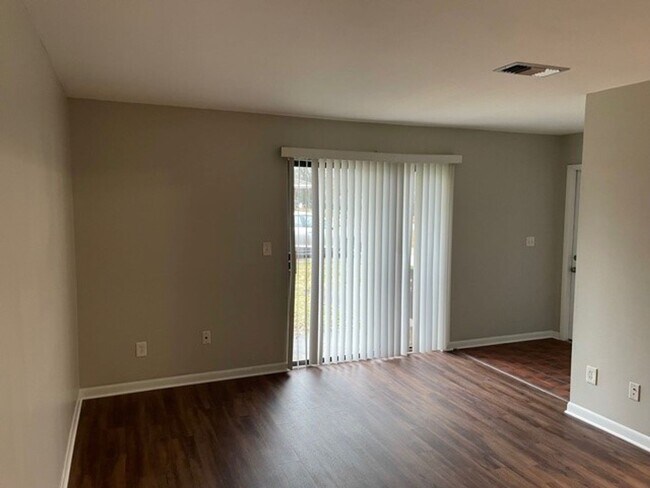 Foto del edificio - 215 S Oak Ave