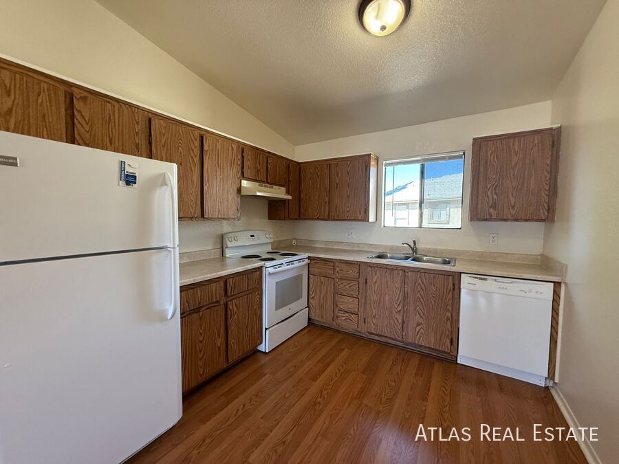 Photo - 465 W Ivyglen Street 3-205