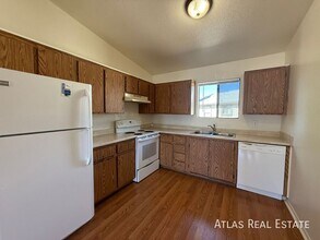 Building Photo - 465 W Ivyglen St