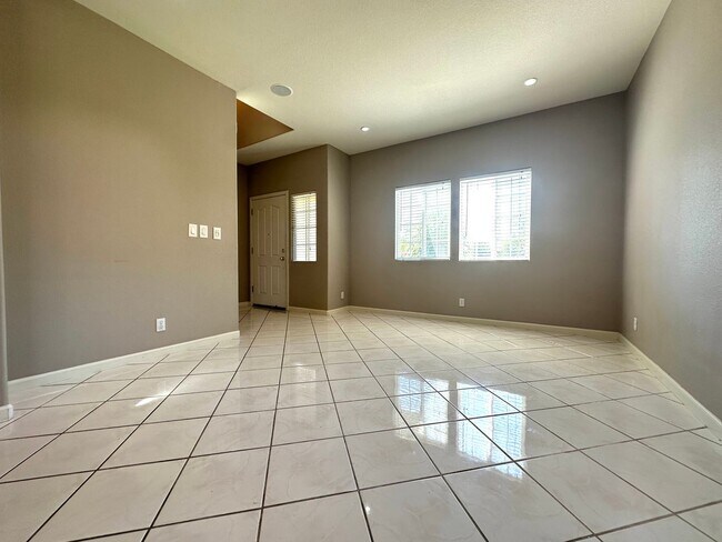 Building Photo - Beautiful 5 Bed 3 Bath in Brentwood
