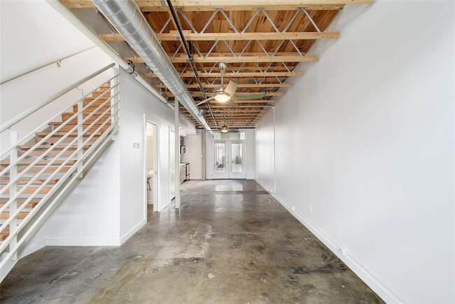 Building Photo - 1305 E 6th St