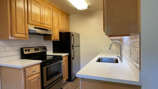 Kitchen - 940 Kiely Blvd