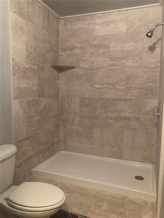 Baño - 109 E 3rd St