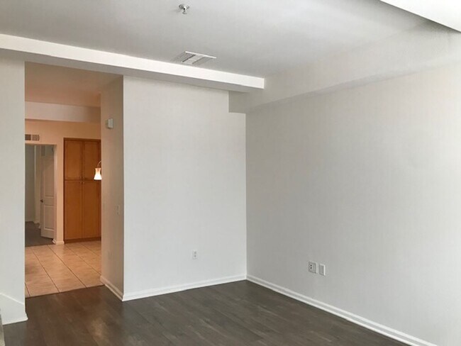 Foto del edificio - 2BR + 2 1/2BA CONDO AVAILABLE NOW IN BURBANK!