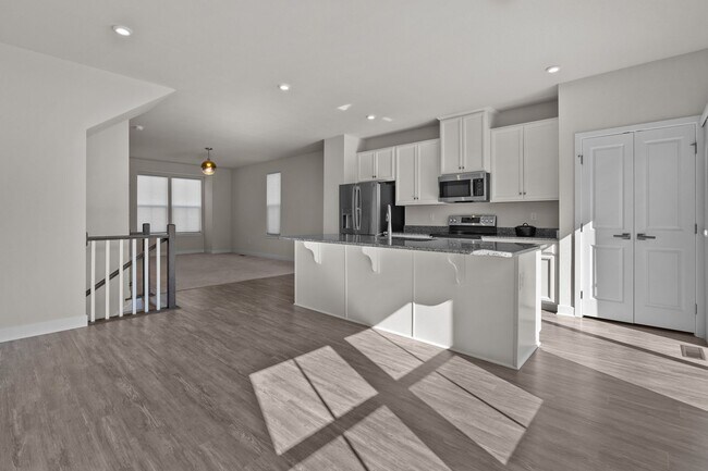Building Photo - Stunning three-level townhouse in the hear...