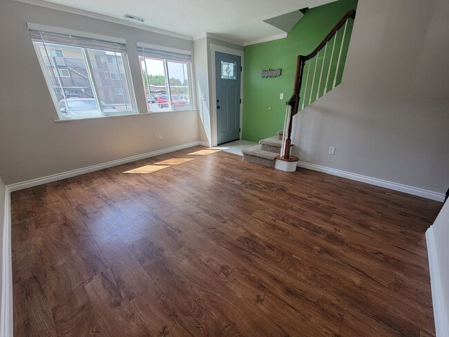 Building Photo - Townhome with Community Pool and Private P...