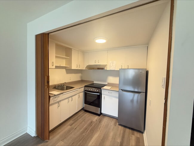 Building Photo - 908 Cook St