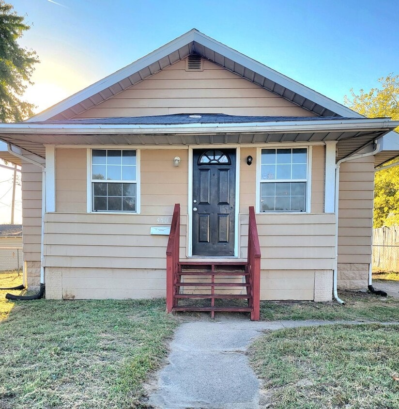 Primary Photo - Updated and rent ready...450 Hamilton, Woo...