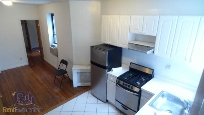 Building Photo - 170 W 109th St