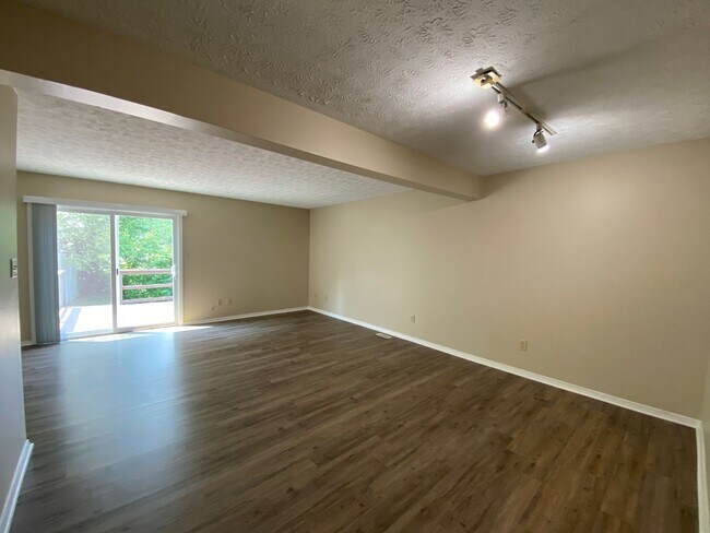 Building Photo - 1300-1302 Hickory Grove Lane
