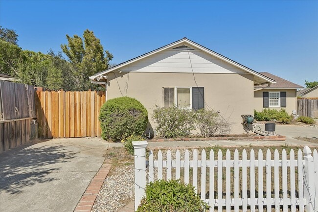 Building Photo - 850 Pinon Ave