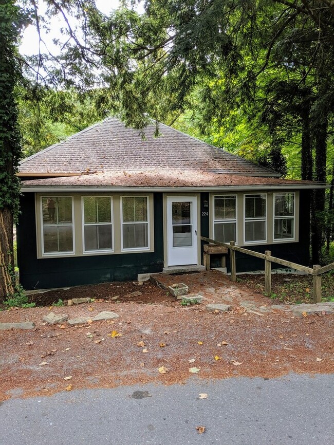 Building Photo - Montreat Cottage