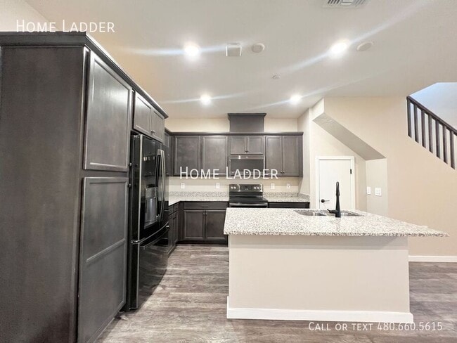 Building Photo - 779 E Doral Ave