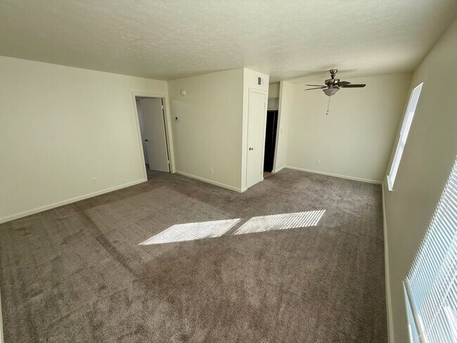 Foto del edificio - Discover your new home in a 1-BR, 1-BA apartment where convenience meets comfort.