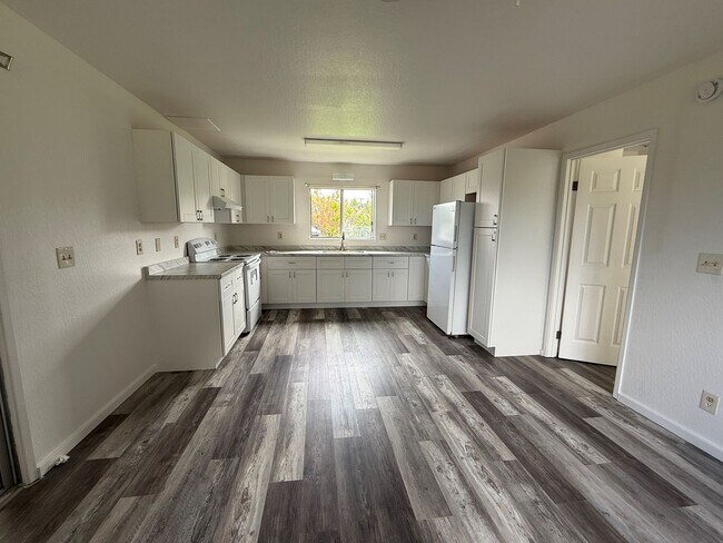 Building Photo - 577