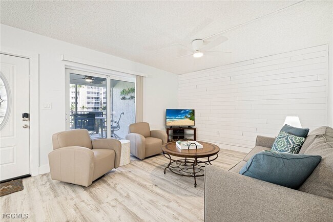 Foto del edificio - 25740 Hickory Blvd