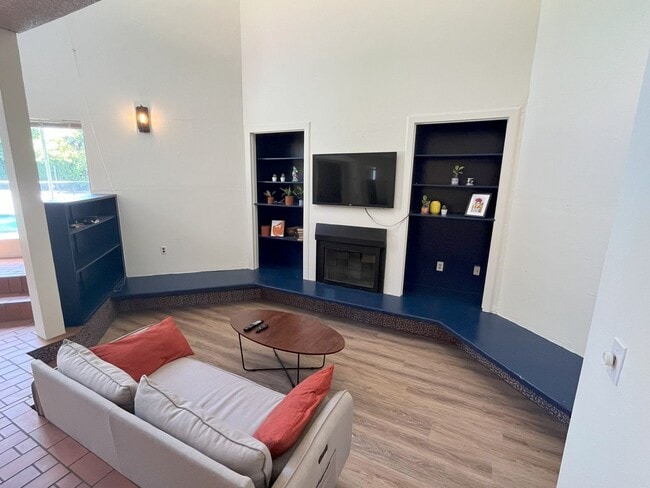 Building Photo - Rare East Sac Condo Available Right Next to Sac State!  Offered Fully Furnished! Amazing price pe...