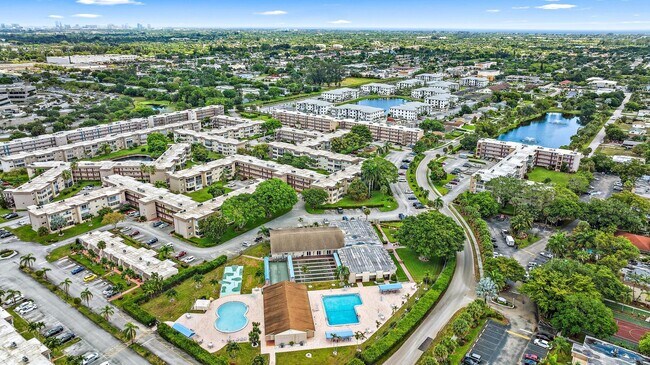 Foto del edificio - 701 Lori Dr