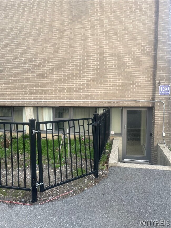 Foto del edificio - 130 Linwood Ave