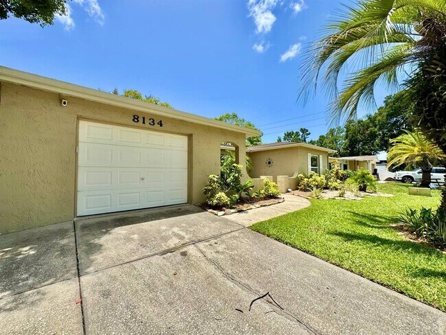 Foto del edificio - 8134 Winthrop Dr