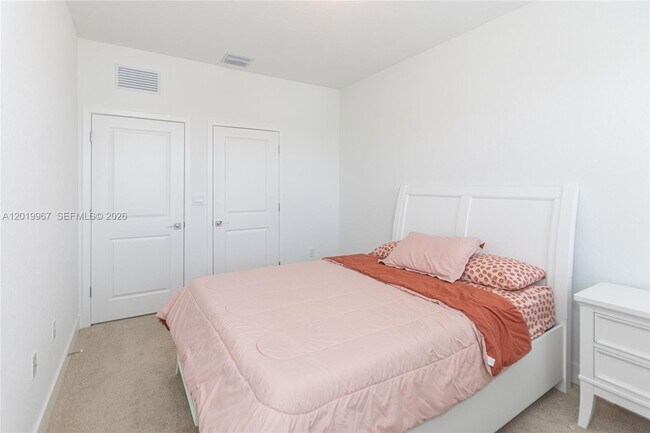 Foto del edificio - 16966 SW 2nd Ct