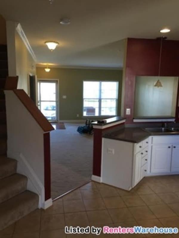 Building Photo - 402 Callander Way