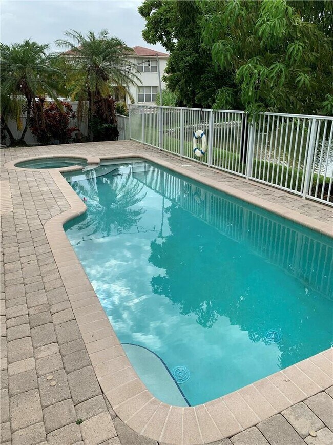 Foto del edificio - 16445 SW 31st St
