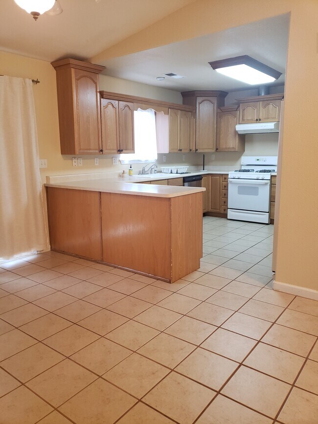 Building Photo - 5286 Royal Oaks Dr