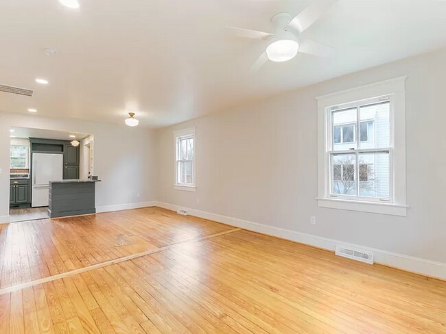 Foto del edificio - Beautifully Restored Belmont Gem With Fenced Yard