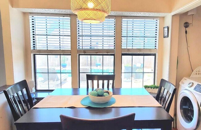 Foto del edificio - 4761 Baytree Dr