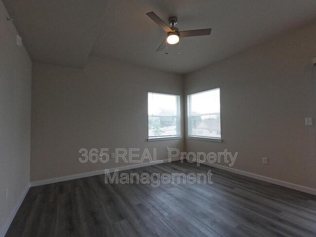 Building Photo - 610 Cedar St