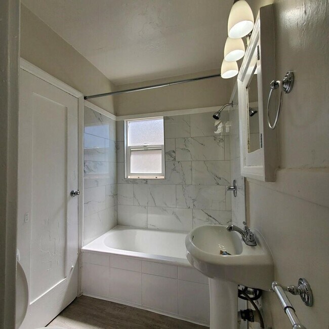 Foto del edificio - 839 W 43rd Pl
