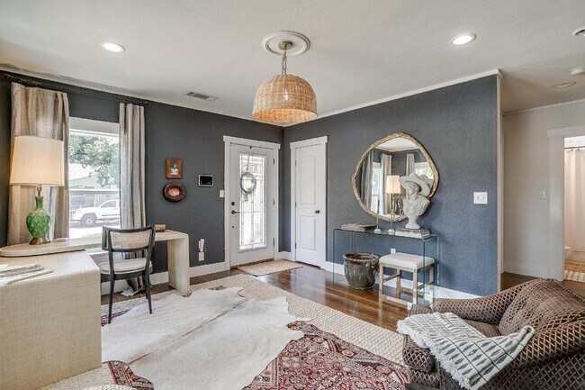 Building Photo - "Charming 3-Bedroom Home with Granite Coun...