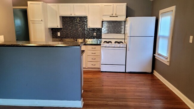 Foto del edificio - Newly listed Cottage style home with large back yard and off street parking