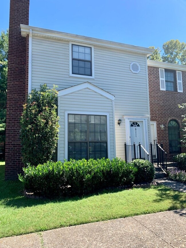 Convenient Bellevue Townhome - Convenient Bellevue Townhome