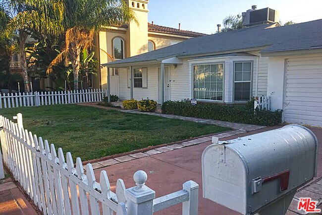 Foto del edificio - 4950 Chimineas Ave