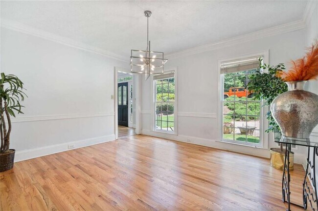 Building Photo - 275 Sageglen Rd