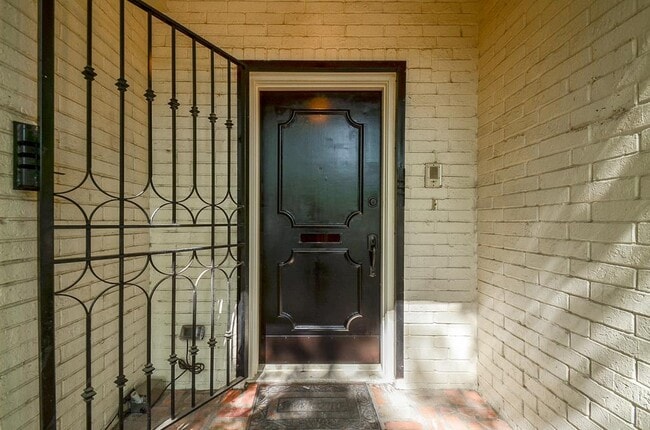 Building Photo - 573 N Post Oak Ln