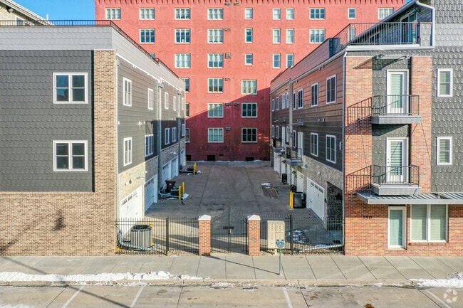 Building Photo - 330 N 7th St