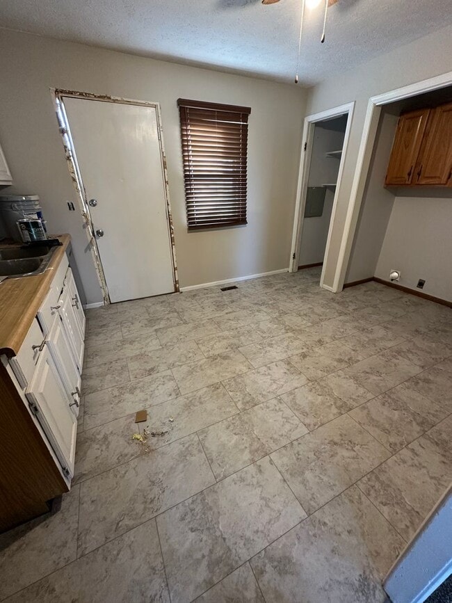 Building Photo - 3 Bedroom, 1 Bathroom House with Detached ...