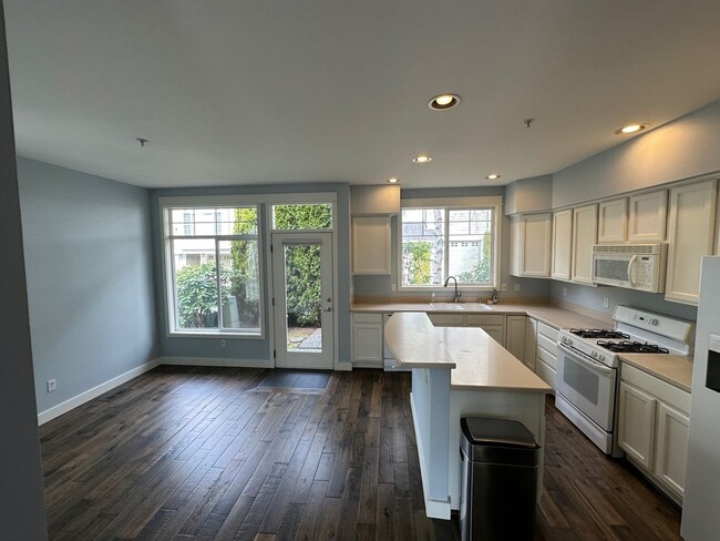 Foto del edificio - Beautiful Downtown Bellevue 3bd 2.5Bath La...
