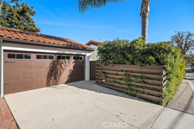 Building Photo - 2501 N Poinsettia Ave