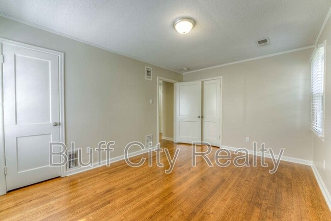 Building Photo - 1409 Dearing Rd