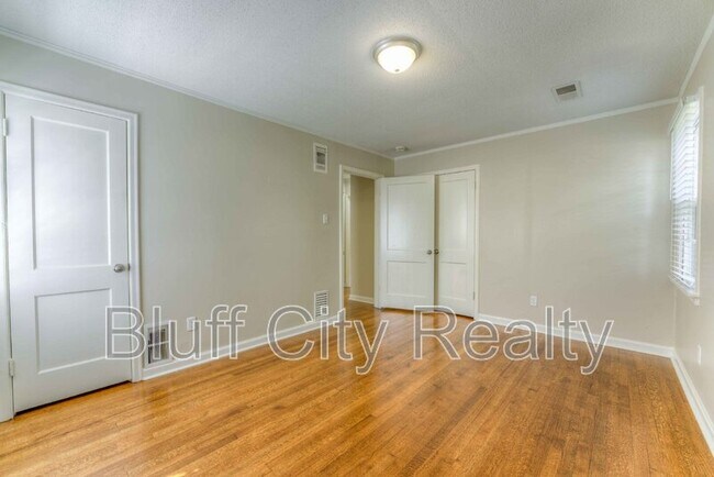 Foto del edificio - 1409 Dearing Rd