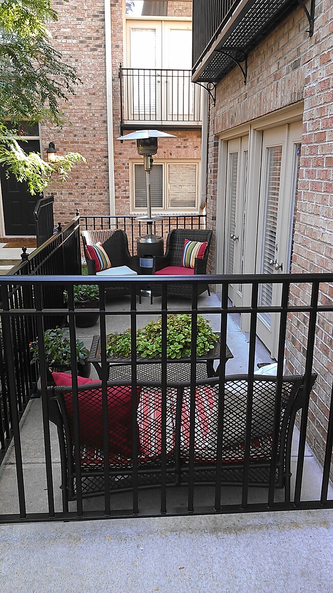 Front Patio - 524 Allard Pl