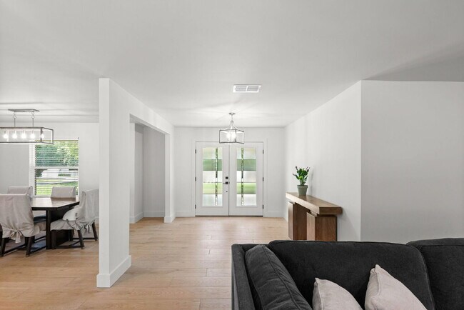 Building Photo - "Renovated 4-Bedroom in Rocky Bayou Estates!"