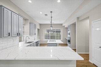 Building Photo - 8827 Lawncliff Ln