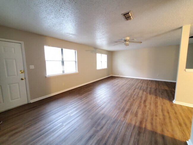 Building Photo - 1512 Van Delia Rd
