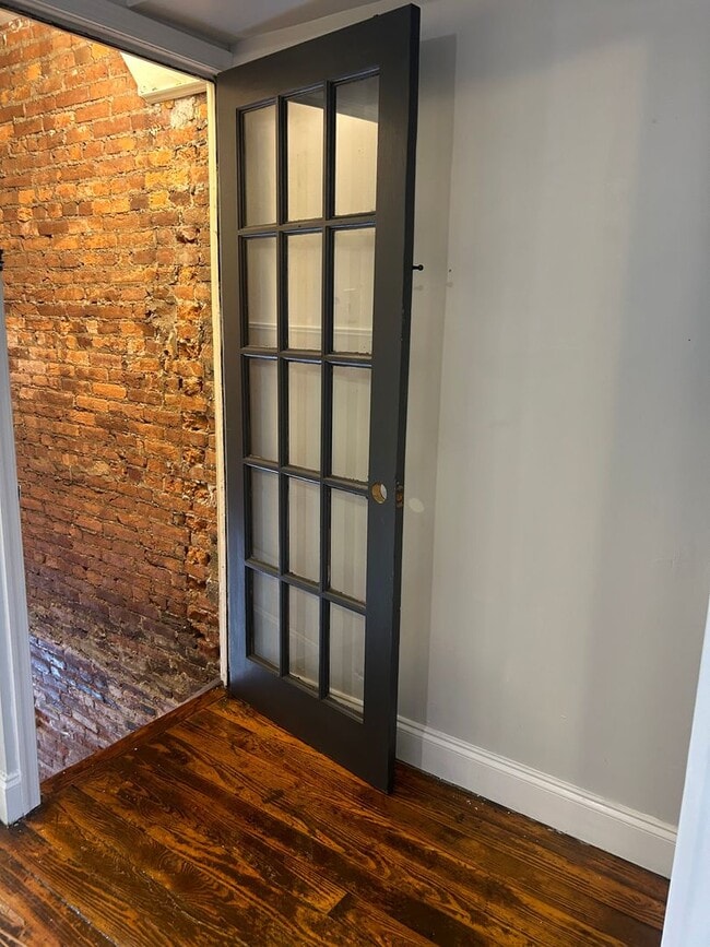 Foto del edificio - Newly Renovated Apt For Rent - Attached St...
